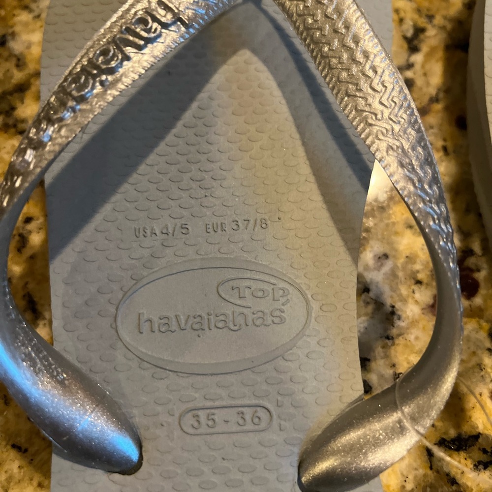 Women’s Havainas flip flops sandals metallic silver color. Size 5. Brand new - Picture 2 of 7